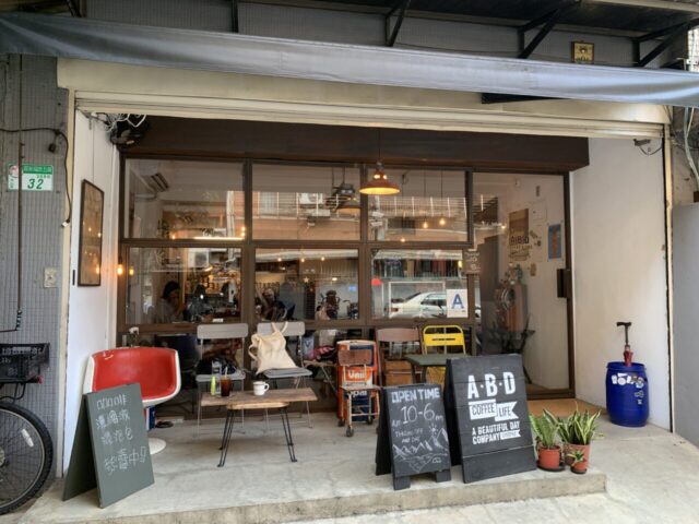 ABD COFFEE LIFEのカフェの外観と看板