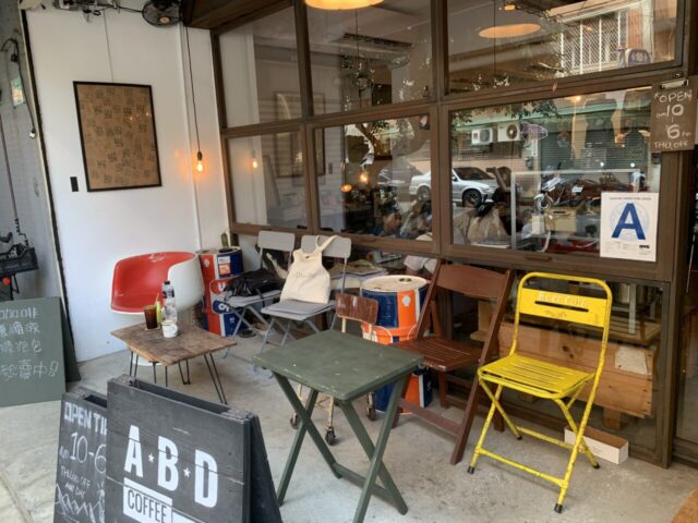 ABD COFFEE LIFEのテラス席と看板