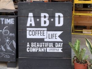 ABD COFFEE LIFEの看板がおしゃれなカフェ