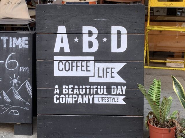 ABD COFFEE LIFEの看板がおしゃれなカフェ