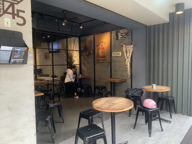 ヨロズカフェの台北のトタン壁とテラス席