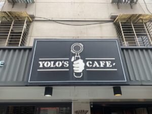 YOLO'S CAFEの看板