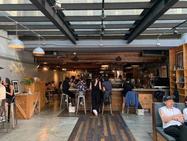 オールデイロースティングカンパニーのカフェ内装と人々