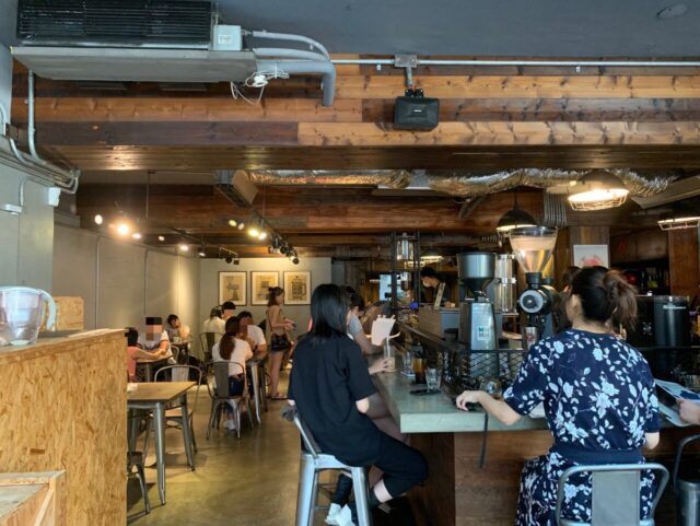 オールデイロースティングカンパニーのカフェ内装