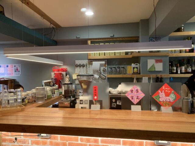 台北のキャンプファイヤーカフェのおしゃれなカウンターと内装