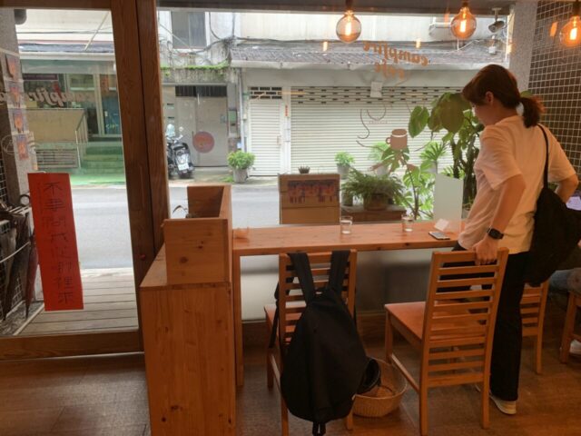 台北カフェCampfire Cafeの落ち着いた窓際のカウンター席と内装