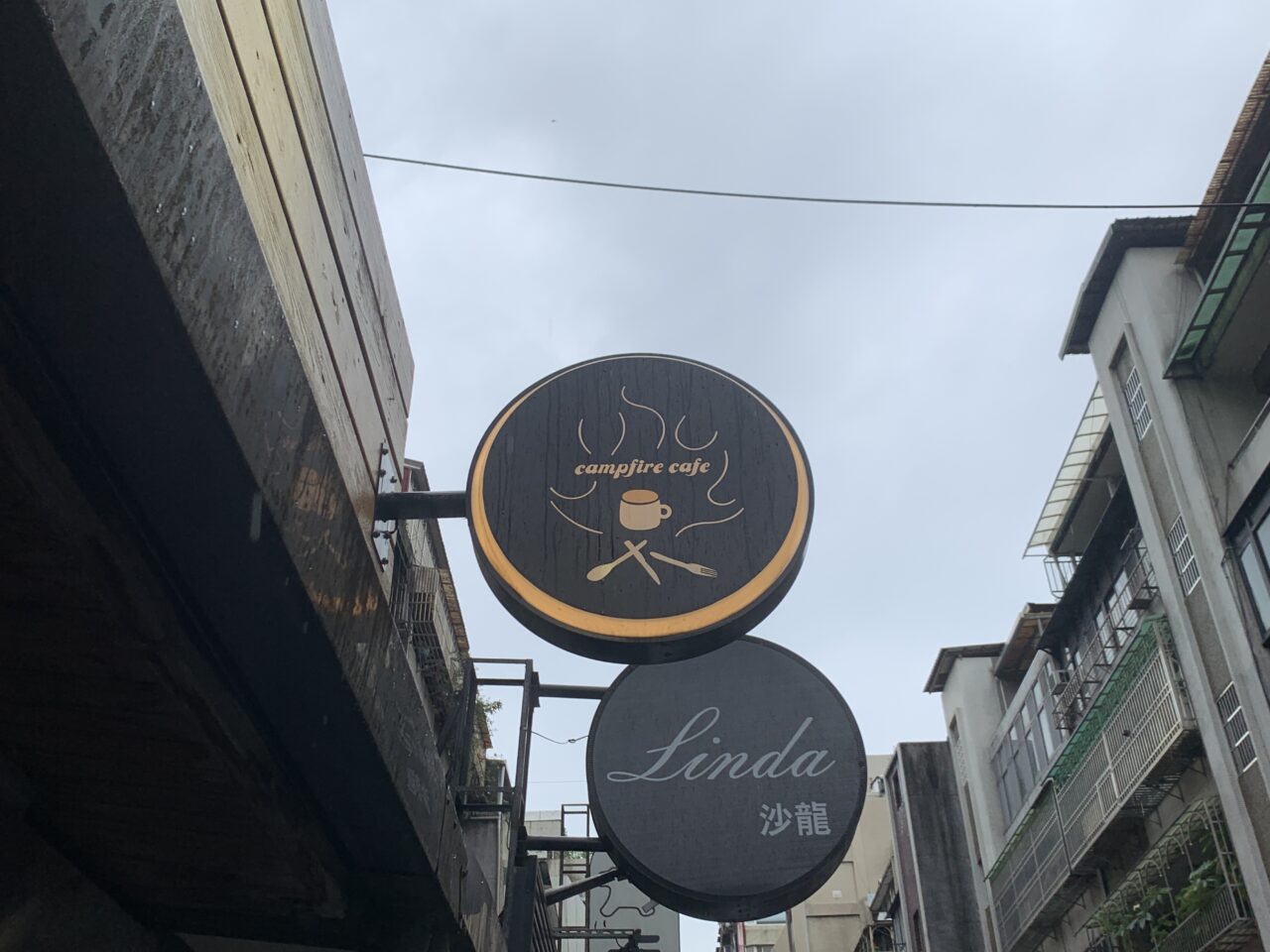 台北のカフェcampfire-cafeの可愛らしい看板