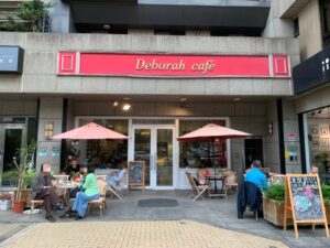 デボラカフェの明るい外観とテラス席
