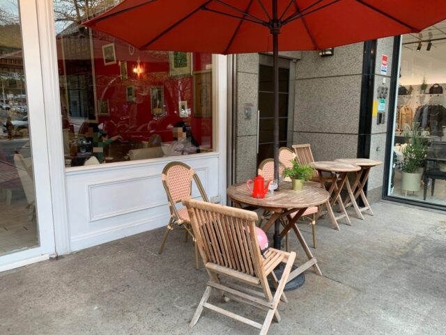 デボラカフェのテラス席とテーブル