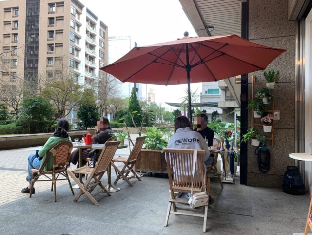 デボラカフェのテラス席でくつろぐ人々